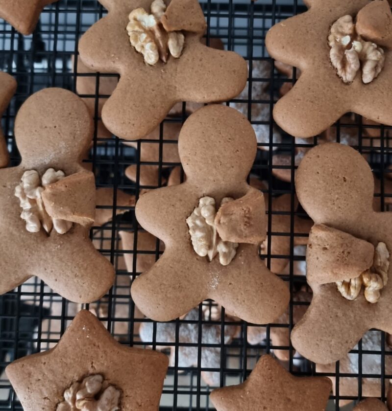 Biscuits bonshommes de Noël en pain d'épices stoneware