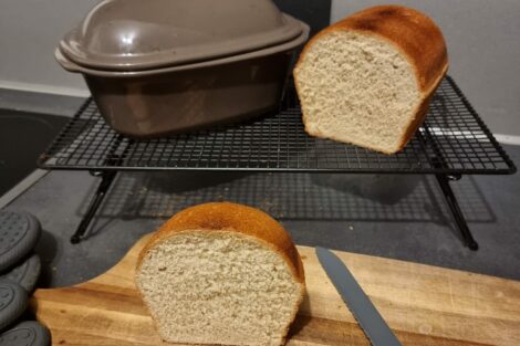 Pain de mie dans le petit plat creux à couvercle