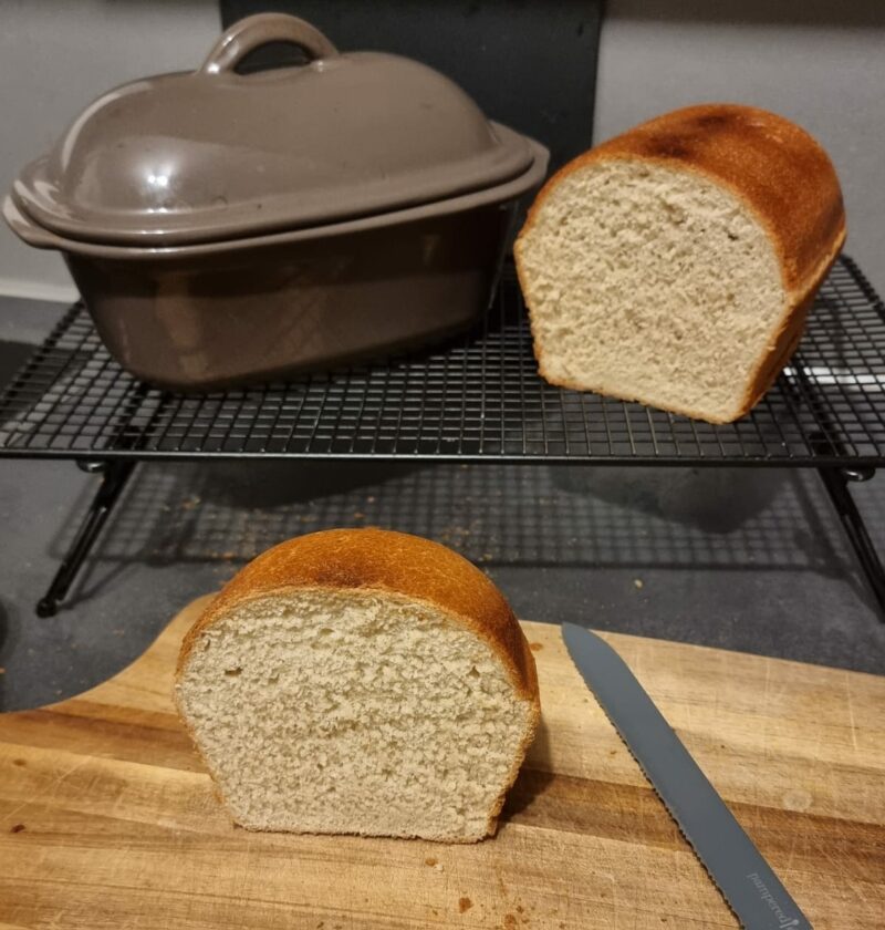 Pain de mie dans le petit plat creux à couvercle