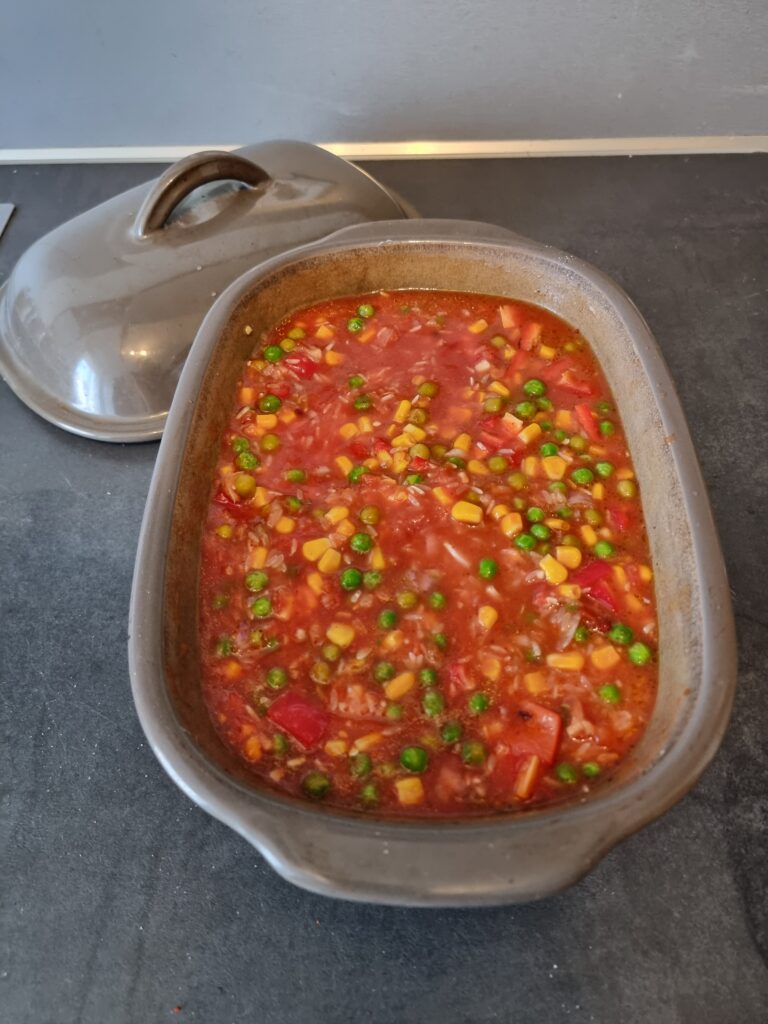 Riz à la tomate cuit au four du four à la table