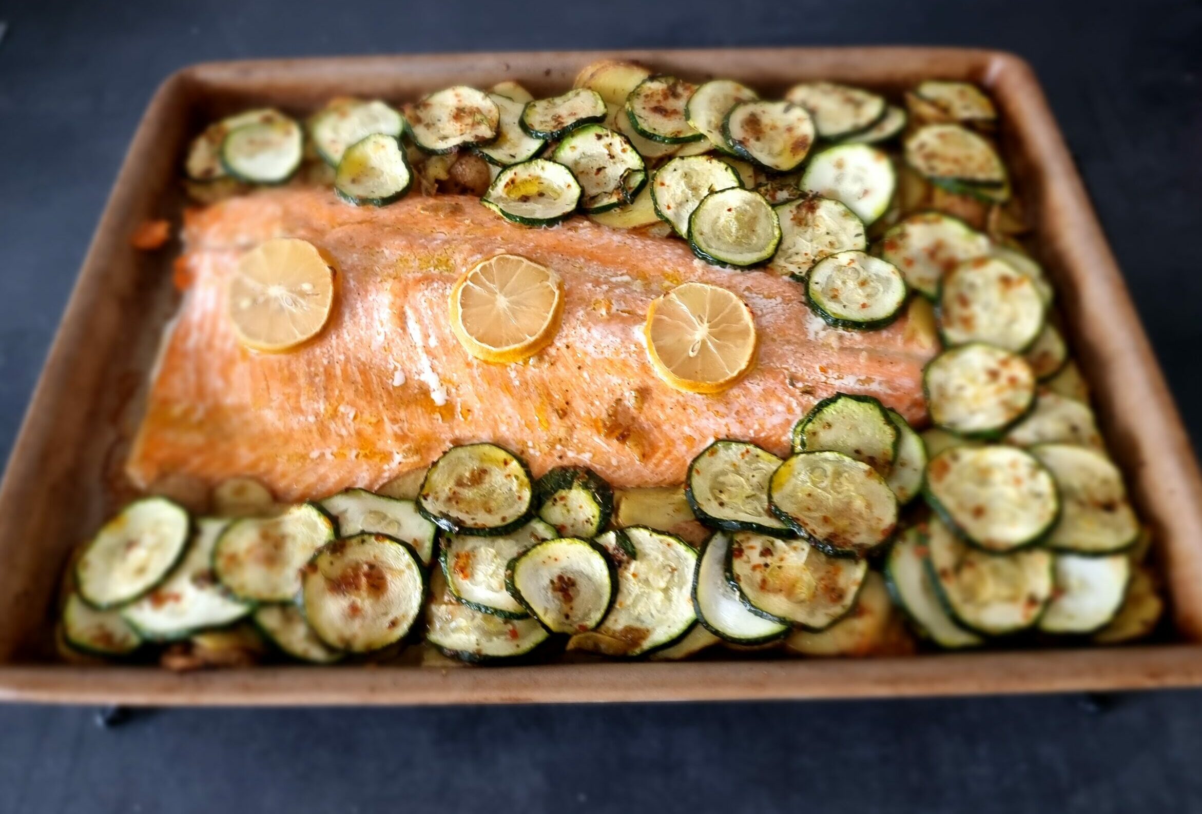Filet de saumon avec courgettes et pommes de terre au four - du four à ...