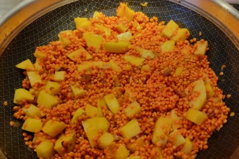 Dahl de lentilles corail et pommes de terre