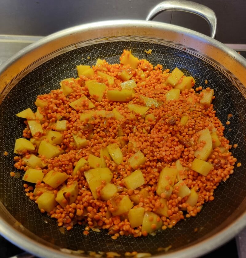 Dahl de lentilles corail et pommes de terre